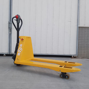 适用于狭窄工作空间的紧凑型半电动托盘车